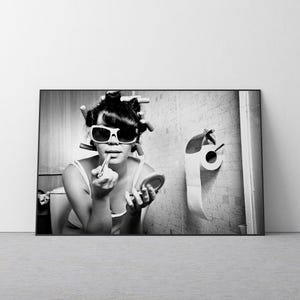 Stampa donna in bagno, poster di moda in bianco e nero, arte murale per il bagno, stampa femminista, arte murale femminile, arredamento per il bagno delle ragazze adolescenti