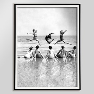 ビーチで踊る女性たちのプリント、白黒、ビンテージポスター、ビーチ写真、女性サーファー、海岸沿いのウォールアート、キャンバス、デジタルダウンロード