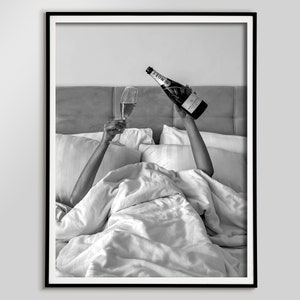 Kobieta Pijąca Wino w Łóżku Plakat, Bar Cart Print, Czarno-biały, Koktajl Ścienny Art, Plakat Alkoholowy, Wystrój Pokoju Dziewczyny Nastolatek, Plakat Feministyczny