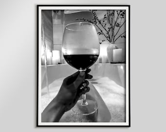 Impression de femme dans la baignoire, verre à vin, photographie en noir et blanc (téléchargement numérique)