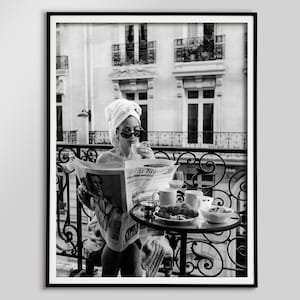 Impresión de mujer leyendo el periódico en una cafetería, póster feminista, blanco y negro, fotografía parisina, arte mural de moda de lujo, descarga digital