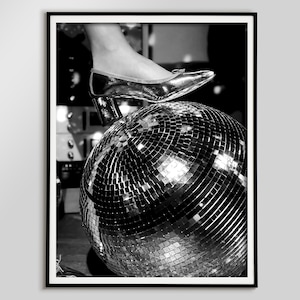Hoge hakken op discobal print, zwart-wit, mode poster, decor disco party, feministische print, meisjes slaapkamer muur kunst, digitale download
