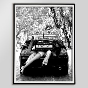 Romantik im Auto Print, Paar Poster, schwarz weiss, Vintage Fotografie, Romantisches Schlafzimmer Dekor, digitaler Download, Romantische Wandkunst