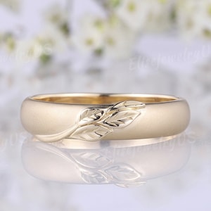 Anillo de boda único con diseño de hoja para hombre, inspirado en la naturaleza, grabado mate, dorado, apilable, ideal como regalo de aniversario.