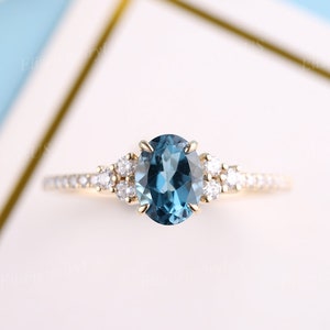 Zierliche Oval geschnitten London Blau Topas Verlobungsring Moissanit Cluster Ehering Gelbgold halbe Ewigkeit Versprechen Ring einzigartigem Edelstein Ring