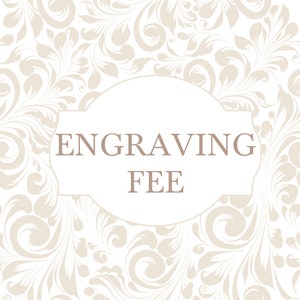 以下が含まれることがあります： ベージュの花柄の白い背景。茶色のテキストで「ENGRAVING FEE」という単語が入った白い丸みを帯びた長方形が画像の中央に配置されています。花の模様は繰り返しのパターンです。