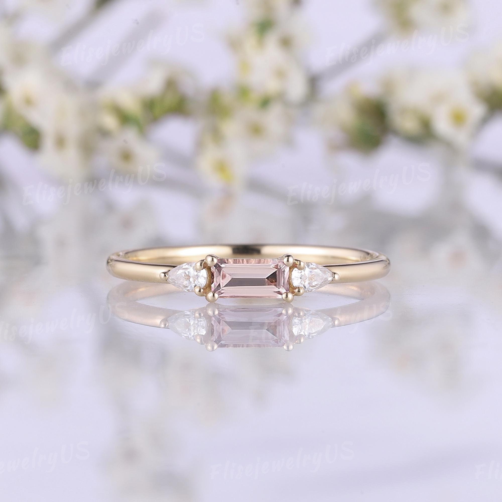 繊細なモルガナイトの結婚指輪 バゲットカットのゴールドリング 