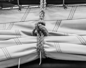 Fotografia stampabile in bianco e nero di barche a vela d'epoca, stampa di corde nautiche marittime da scaricare