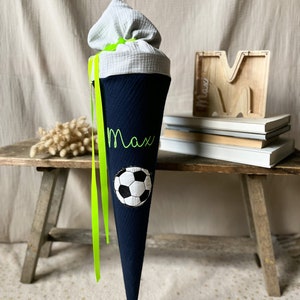 Cartable en mousseline bleu foncé et fermeture en gris clair / broderie football et nom en vert fluo