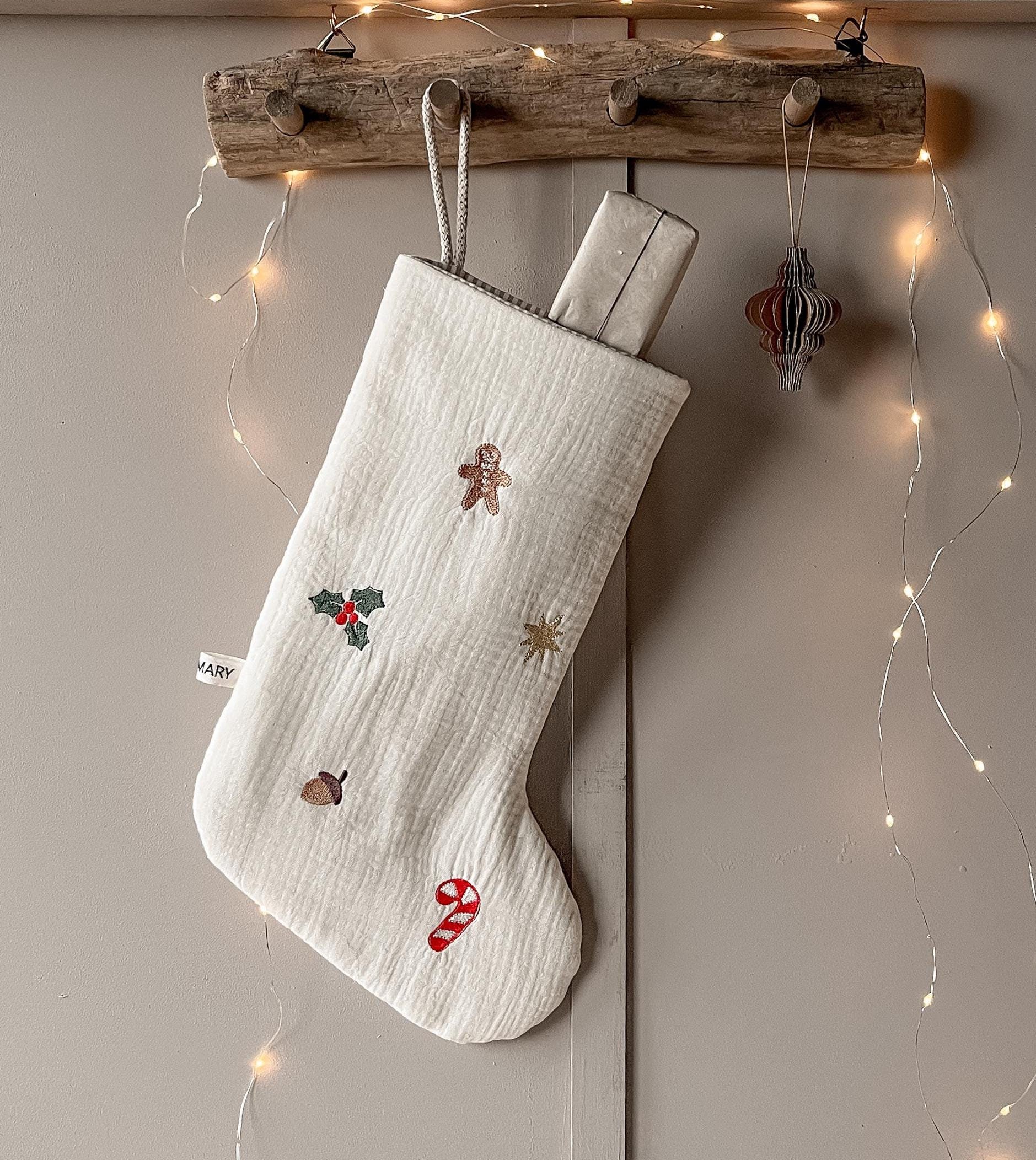 クリスマスのモチーフと名前が入ったサンタのブーツ | 刺繍入りの