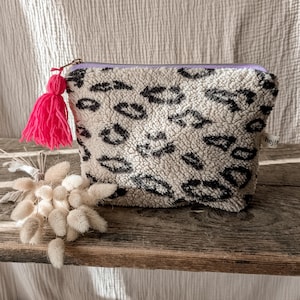 Kosmetik Tasche Leo Teddy | Kulturtasche aus Teddyplüsch mit Leopardenmuster | Zierquaste in Neonpink | Reißverschluss Flieder Gold |