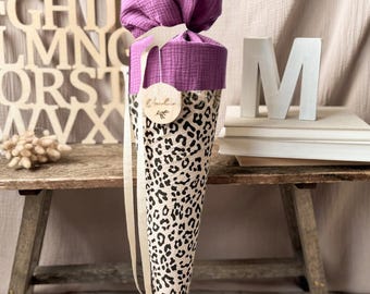 Muslin school cone - Leo | Closure in berry | Leopard print in natural | Ribbon in natural |
