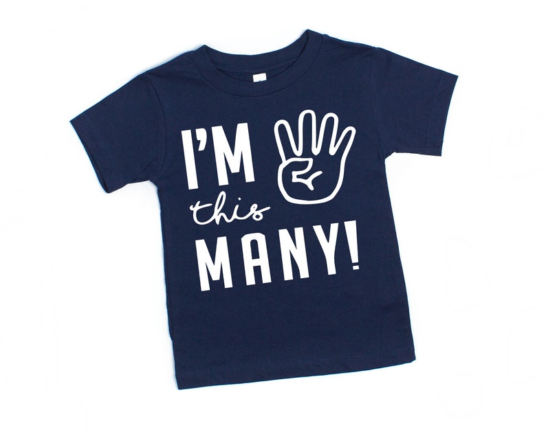 Może przedstawiać: Koszulka w kolorze granatowym z białym napisem "I'm this many!" i białą ręką z uniesionymi czterema palcami.