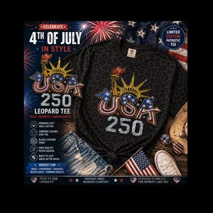 Könnte beinhalten: Ein schwarzes T-Shirt mit Leopardenmuster und einem patriotischen Design mit dem Text "USA 250" und einer Freiheitsstatue-Grafik. Das Shirt wird mit Jeansshorts, einer kleinen amerikanischen Flagge und weißen Turnschuhen kombiniert. Der Text "4th of July" ist ebenfalls sichtbar.