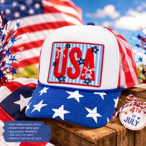 Op de afbeelding: Een patriottische USA trucker pet met een witte schuim voorkant, mesh achterkant en blauwe rand met witte sterren. De pet heeft een rood-blauwe geborduurde patch met het woord "USA".