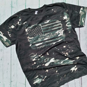 Camiseta Camuflada Verde "We the People" - Camiseta Desbotada - Bandeira dos EUA - Camiseta Feminina Desbotada - Camiseta Camuflada Desbotada - Camiseta Camuflada Verde