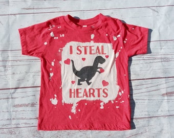 Koszulka walentynkowa dla małych chłopców „I Steal Hearts” w kolorze wybielonym – Dinozaur – Walentynki – Koszulka dla małych chłopców – Koszulki walentynkowe – Wybielony t-shirt