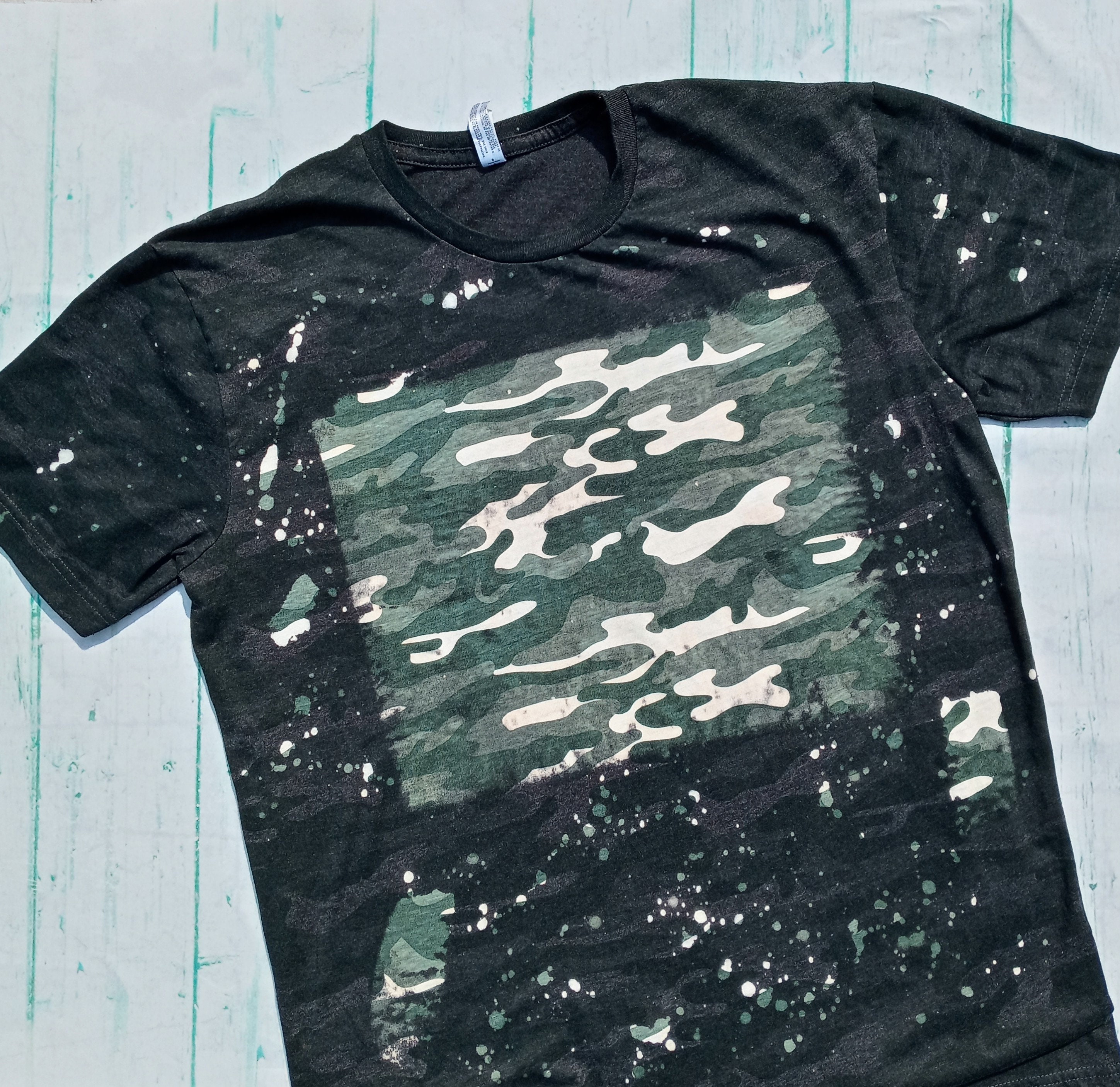 【Grailz】24HS CAMO RACING FLAG T-SHIRTS [CAMO] CAMO HQ - Swiss TAZ 83 Alpenflage CAMO Mens T-shirt