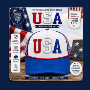 Op de afbeelding: Een patriottische USA patch trucker pet met een blauwe rand, witte kroon en rode en zilveren letters. De pet heeft een ademende mesh achterkant en een verstelbare snapback. De tekst luidt "Premium Quality Patriotic Style" en "Great for Everyday Wear".