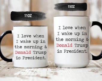 Ich liebe, wenn ich aufwache und Trump ist Präsident Becher - Trump Kaffeebecher - Wahl 2024 - Donald Trump Wahl Party - Politische Becher Geschenke