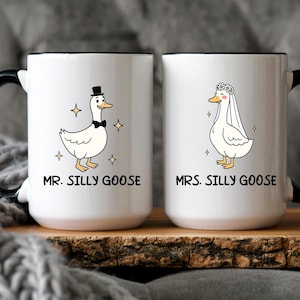 Mr. and Mrs Silly Goose ウェディングコーヒーマグ - 婚約コーヒーマグ - カップルへの面白い新婚ギフト - 夫へのギフト - 妻へのギフト - コーヒーカップ