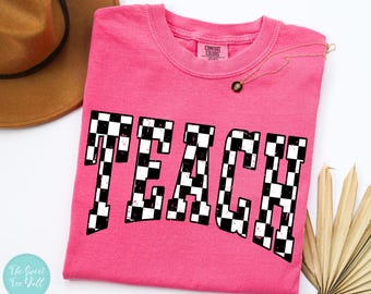 Camisa a cuadros para maestros Comfort Colors® - Regalo para maestros - Camiseta retro para maestros - Agradecimiento al maestro - Primer día de clases - Regalo para maestros