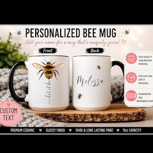 Peut inclure: Mug en céramique blanche personnalisée avec une abeille, une anse et un bord noirs. Le devant présente une abeille et le texte "let it be". Le dos porte un nom. La tasse a une finition brillante et une capacité de 325 ml.