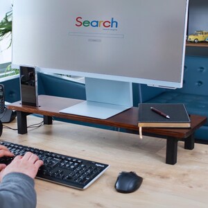 Valnötsbrunt träskärmsstativ: Ergonomiskt skrivbordsstativ