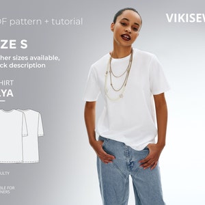 Puede incluir: Un patrón de costura para camiseta blanca con un diseño sencillo, etiquetado como "T-Shirt ALYA" y "TALLA S". El patrón es adecuado para principiantes e incluye un tutorial. La imagen también muestra a una mujer con una camiseta blanca y pantalones vaqueros azules.