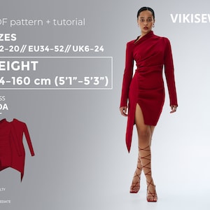 Può includere: Un abito rosso a maniche lunghe e scollo alto. L'abito ha uno spacco laterale e un design drappeggiato. L'abito è mostrato su una modella con un'altezza di 154-160 cm. L'abito si chiama "Jada" ed è un progetto di cucito di difficoltà intermedia. Il testo "VIKISEWS" è nell'angolo in alto a destra dell'immagine.