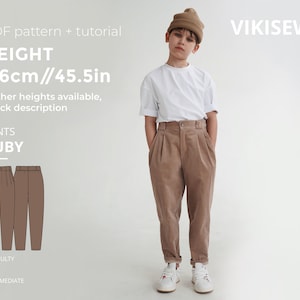 Può includere: Un modello PDF e un tutorial per realizzare un paio di pantaloni per un bambino. Il modello è per pantaloni chiamati "Ruby" e per un'altezza di 116 cm. Il livello di difficoltà è intermedio.