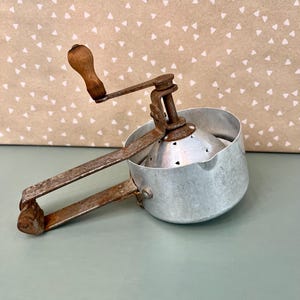 Vintage Knapps Citrus Juicer: 1930s Kitchen Utensil with Wooden Handle