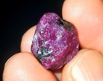 Cristallo grezzo di zoisite rubino: pietra preziosa naturale della Tanzania (18 carati)