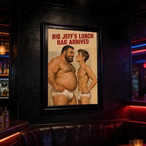 Könnte beinhalten: Ein gerahmter Kunstdruck mit einer Illustration von zwei Figuren in weißer Unterwäsche, die sich gegenüberstehen, mit dem roten Text "BIG JEFF'S LUNCH HAD ARRIVED" am oberen Rand. Das Bild befindet sich in einem schwarzen Rahmen an einer dunklen Wand.