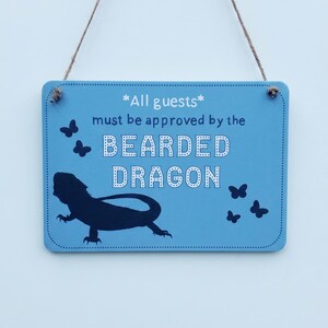 Letrero de regalo para dragón barbudo, accesorio para terrario, placa de pared o puerta con el mensaje "Se requiere aprobación de los invitados".