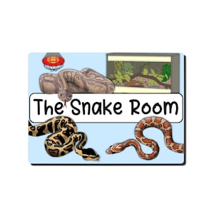 Può includere: Un cartello blu con il testo "The Snake Room" in nero. Ci sono tre serpenti sul cartello, uno in un terrario e due sullo sfondo blu. I serpenti sono marroni, neri e arancioni.
