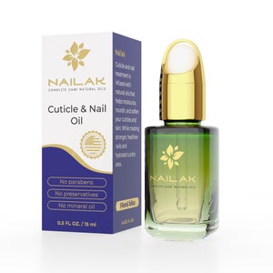 Puede incluir: Una botella de vidrio verde con una tapa dorada y un gotero. La botella está etiquetada con "Nail-ak Complete Care Natural Oils" y "Cuticle & Nail Oil". La botella está sobre una superficie blanca. La botella es de 0,5 fl oz / 15 ml.