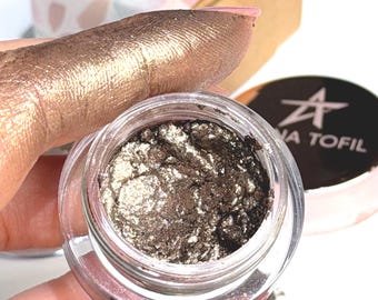 Sombra de ojos beige-dorada "Starlight" con acabado brillante, sombra en crema de larga duración, maquillaje libre de crueldad animal.