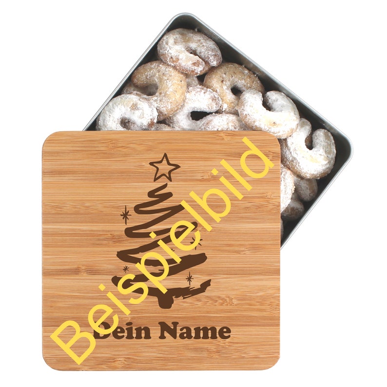 Beispielbild einer Keksdose gefüllt mit Vanillekipferl. Der Bambusdeckel ist mit einem Weihnachtsbaum und der Gravur "Dein Name" verziert, ideal zur Personalisierung. Perfekt als Geschenk für die Weihnachtszeit und zur Aufbewahrung von Plätzchen.