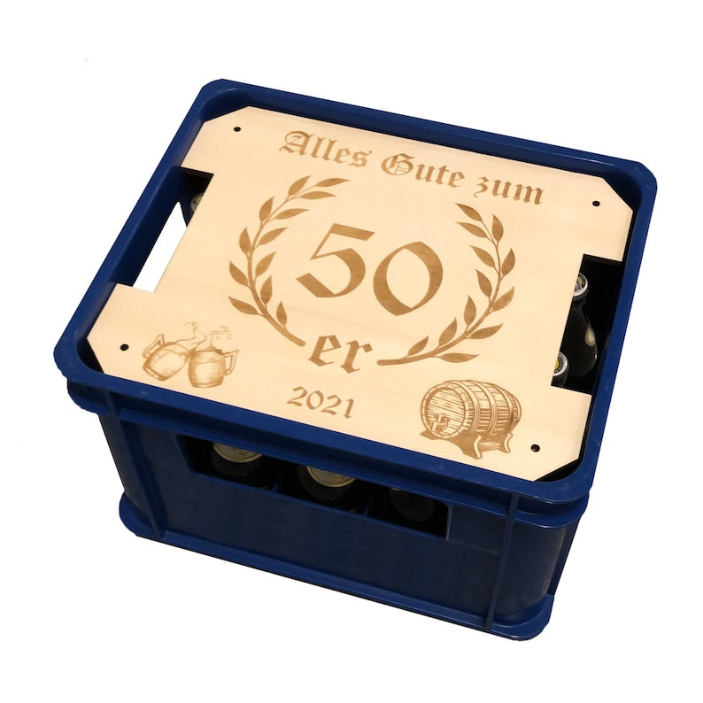 May include: A blue plastic crate with a wooden lid. The lid has a laser-engraved design with a laurel wreath, the number 50, the word "er", and the year 2021. The text "Alles Gute zum" is also engraved on the lid.