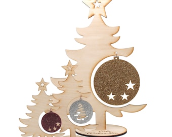 Weihnachtsbaum personalisiert, in verschiedenen Größen aus Sperrholz mit Glitzeracrylweihnachtskugel