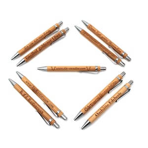 Stylo à bille personnalisé avec la gravure de votre choix en bambou et recharge noire