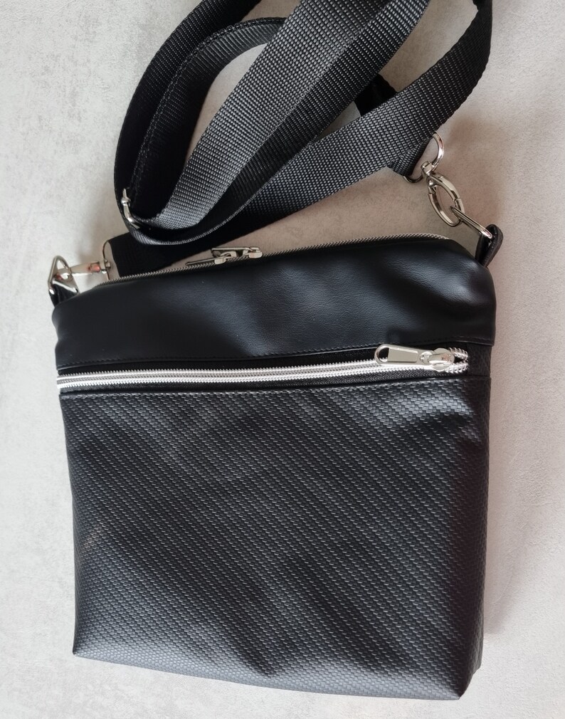 Elegante Umhängetasche / Crossbodybag aus Kunstleder in schwarz Bild 2