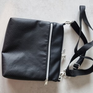 Elegante Umhängetasche / Crossbodybag aus Kunstleder in schwarz Bild 6