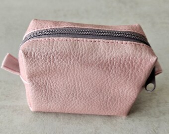 Mini-Etui / Mini-Quarterbag aus hellrosa Kunstleder, farblich passendem Innenfutter aus Baumwolle und hellgrauem Reißverschluss.