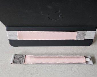 Pencil Case aus rosafarbenem Kunstleder mit hellgrauem Gummiband passend für ein Tablet bis 11 Zoll