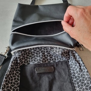 Elegante Umhängetasche / Crossbodybag aus Kunstleder in schwarz Bild 10