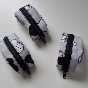 Für Groß und Klein, Jung und Alt! Handgelenk-Etui aus Baumwollstoff im Maus Design in grau, Reißverschluss und Gummiband in schwarz
