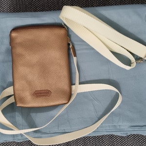 Kleine elegante Umhängetasche aus Kunstleder in braun