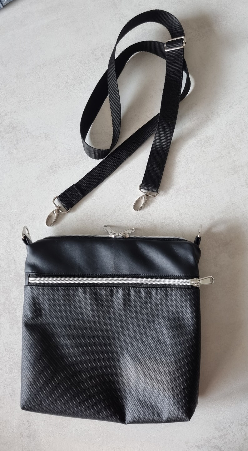 Elegante Umhängetasche / Crossbodybag aus Kunstleder in schwarz Bild 7